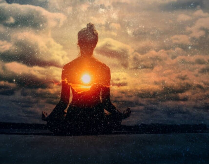 Существует несколько методов использования музыки для борьбы с депрессией:1.Слушание позитивной и вдохновляющей музыки: выбирайте музыку, которая вызывает у вас положительные эмоции и вдохновляет. Это может быть любимая песня или жанр, который вас поднимает настроение. Слушайте эту музыку в течение дня, особенно когда вы чувствуете себя плохо.

2. Использование музыки для самовыражения: попробуйте выразить свои эмоции через музыку. Это может быть написание песни, игра на инструменте или просто импровизация. Позвольте себе полностью погрузиться в музыку и выразить свои чувства через нее.

3. Участие в музыкальной терапии: обратитесь к профессиональному музыкальному терапевту, который поможет вам использовать музыку для работы с вашими эмоциями и состоянием депрессии. Терапевт может предложить вам различные упражнения, такие как импровизация, написание песен или просто слушание и обсуждение музыки.

4. Участие в групповых музыкальных занятиях: присоединитесь к группе людей, которые также интересуются музыкой и хотят использовать ее для улучшения своего состояния. Это может быть хор или музыкальный ансамбль, где вы будете играть или петь вместе с другими людьми. Участие в таких занятиях поможет вам почувствовать себя связанным с другими и получить поддержку.

5. Создание плейлиста для поднятия настроения: составьте специальный плейлист с музыкой, которая вызывает у вас положительные эмоции и поднимает настроение. Слушайте этот плейлист, когда вы чувствуете себя плохо или нуждаетесь в поддержке.

Важно отметить, что каждый человек различен, и то, что работает для одного, может не сработать для другого. Экспериментируйте с различными методами и находите те, которые наиболее эффективны для вас. Если депрессия продолжается или усиливается, важно обратиться за помощью к профессионалу.