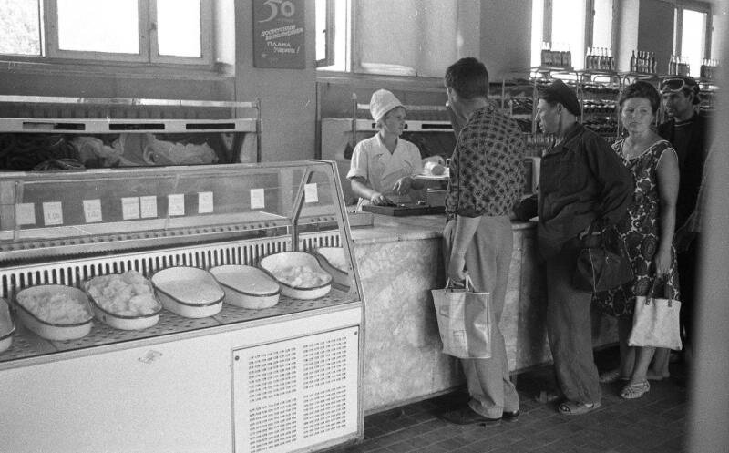 В продуктовом магазине. Всеволод Тарасевич, 1967 год, Волгоградская обл., г. Волжский, МАММ/МДФ.