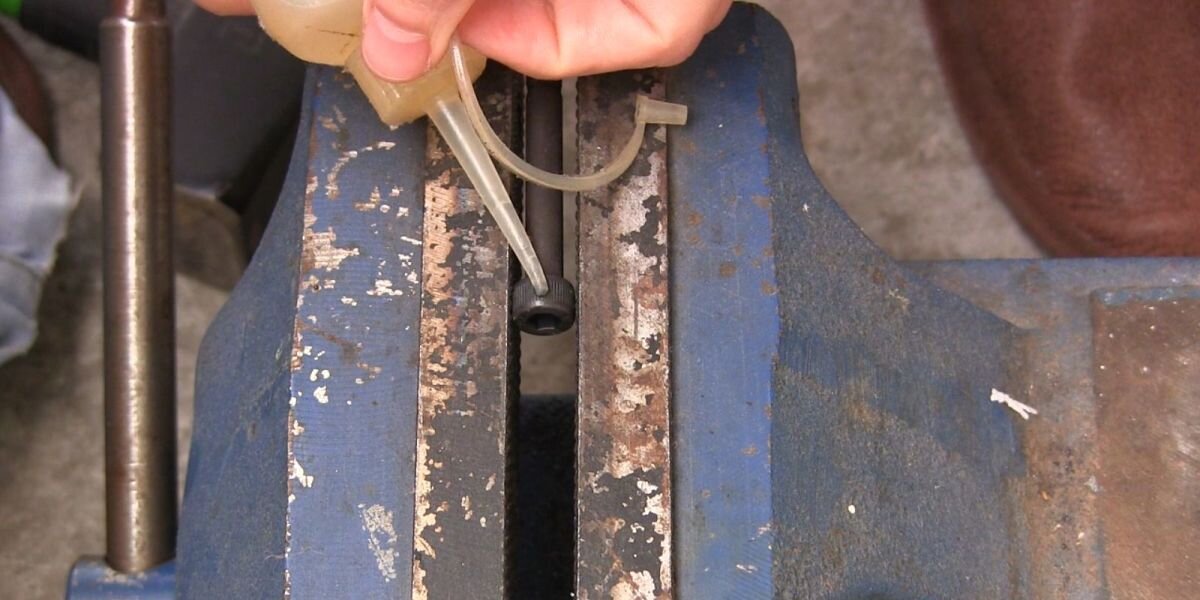 Сверлил сверлом 2мм, добавляя постепенно масло для швейных машинок.