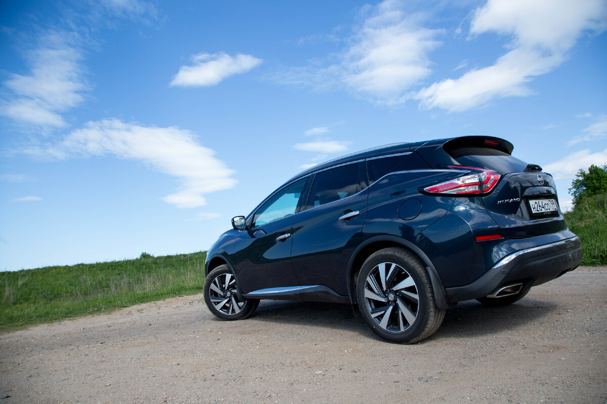 Ура! Выхлопные трубы настоящие! 20-дюймовые диски положены всем комплектациям, кроме базовой.