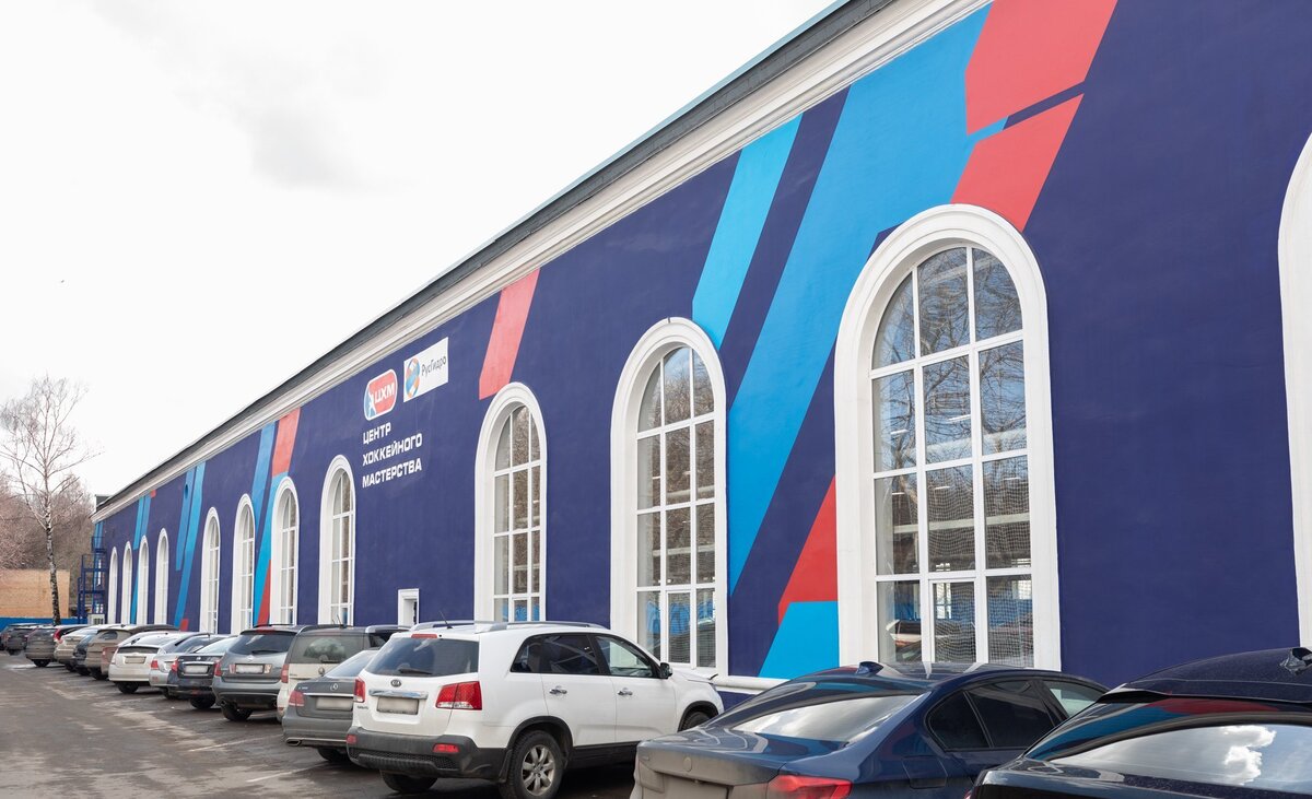 Бесплатная парковка возле здания ледового дворца