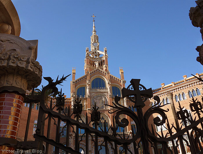 Госпиталь Санта-Крю-и-Сан-Пау в Барселоне. Испания.