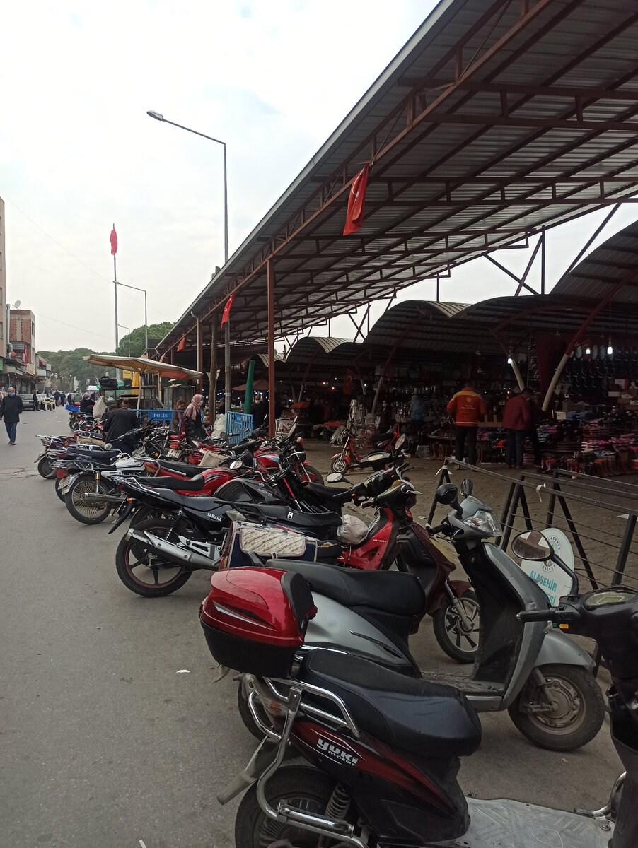 Мотоцикл - доступный транспорт для турка. Фото автора