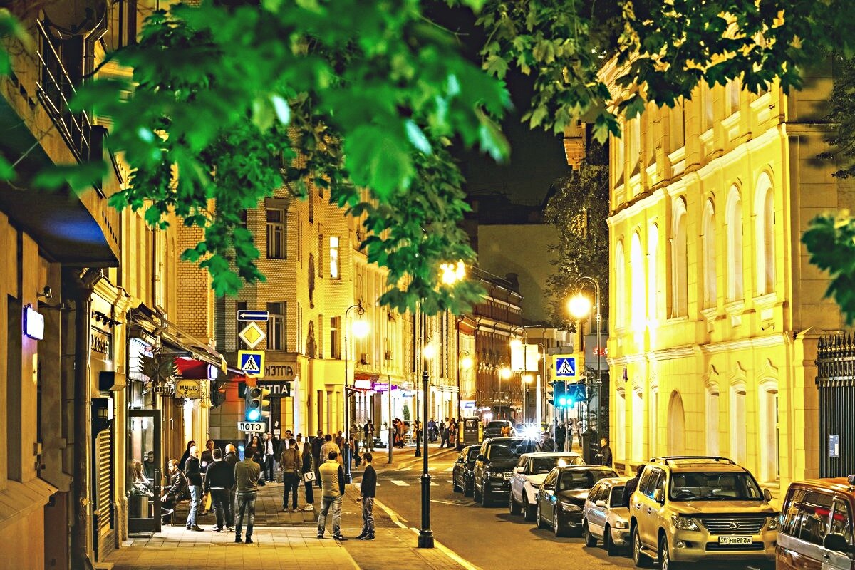 Самые улицы москвы. Малая Бронная улица. Бронная улица Москва. Малая Бронная Москва. Ночная малая Бронная улица.