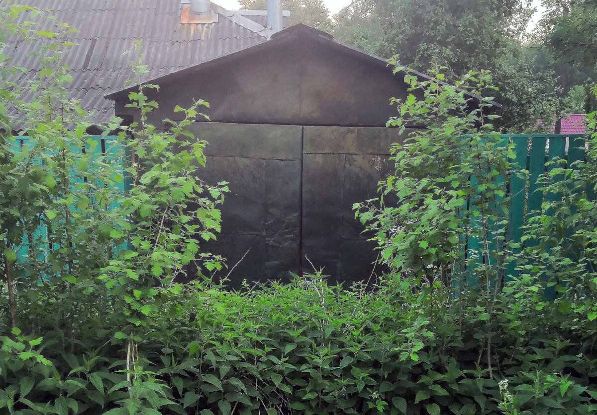 Гараж давно не видел автомобиля. 