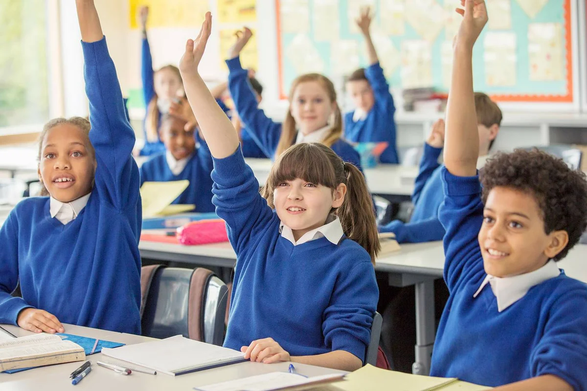 The pupils in the classroom. Дети в школе. Дети школьники. Дети в школе США. Ученик.