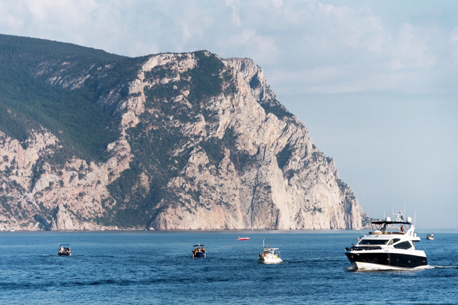 Крым с его защищёнными от природных катаклизмов тихими бухтами и длинным тёплым сезоном – идеальное место для создания яхтенной инфраструктуры. Фото: Алексей Мальгавко/РИА Новости