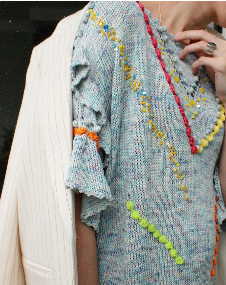 А вот и изделия: казалось бы, так много деталей - меланж, шишечки, воланы, ажур, бусины, неон - но смотрится потрясающе.