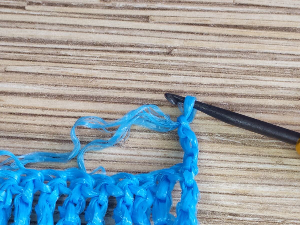 связана основа ( нижний ряд) и набраны 4 подъемные петли