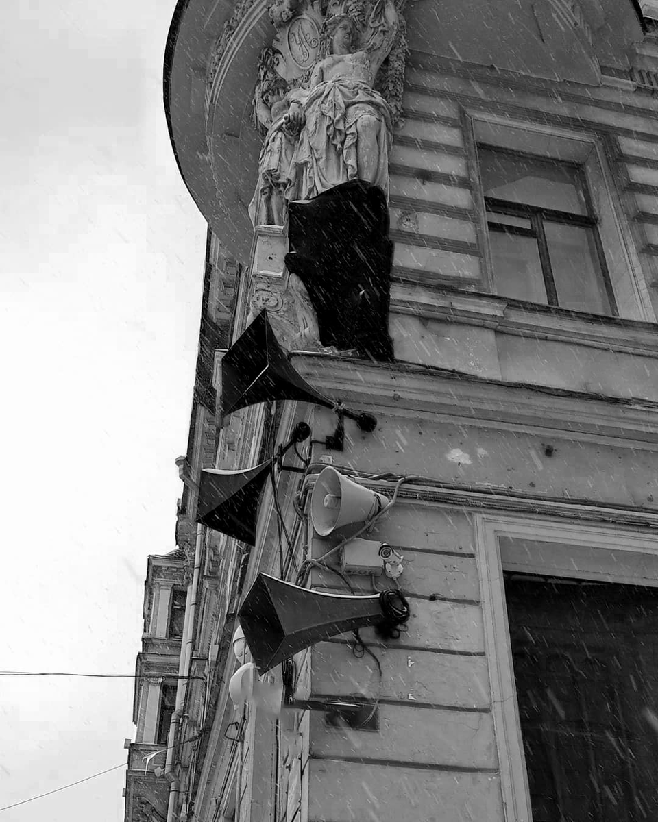 Радио имелось даже у нас, пусть и в ином виде, так что считать его каким-то уникальным достижением не стоит.