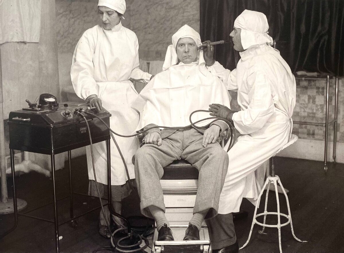 Косметическая операция 17 июня 1932 г. Пациент хотел удалить слезные мешки. С началом ХХ в. блефаропластика стала одной из самых популярных операций.