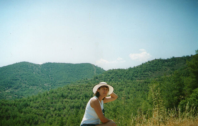 Путь в монастырь проходит через горы Троодос. Киккос расположен на высоте 1300 метров над уровнем моря среди лесов