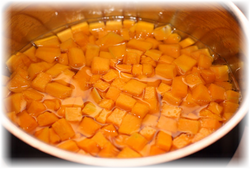 Варка в кастрюле. На объём плодов берётся в полтора раза больше воды. Тыкву укладывают, когда жидкость закипает и слегка подсаливают. Варят полчаса, затем выкладывают на тарелку.