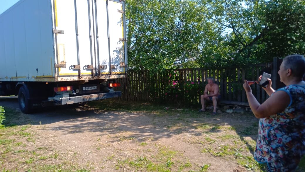 Галка рулит.. Ну это, показывает водителю, куда лучше подъехать и где остановиться