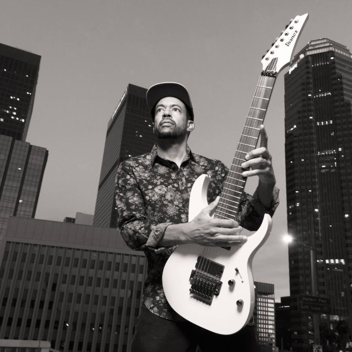 Тоня гитарист. Tony MACALPINE. Тони МАКАЛПАЙН гитарист. Тони. Тони Макалпин фото.