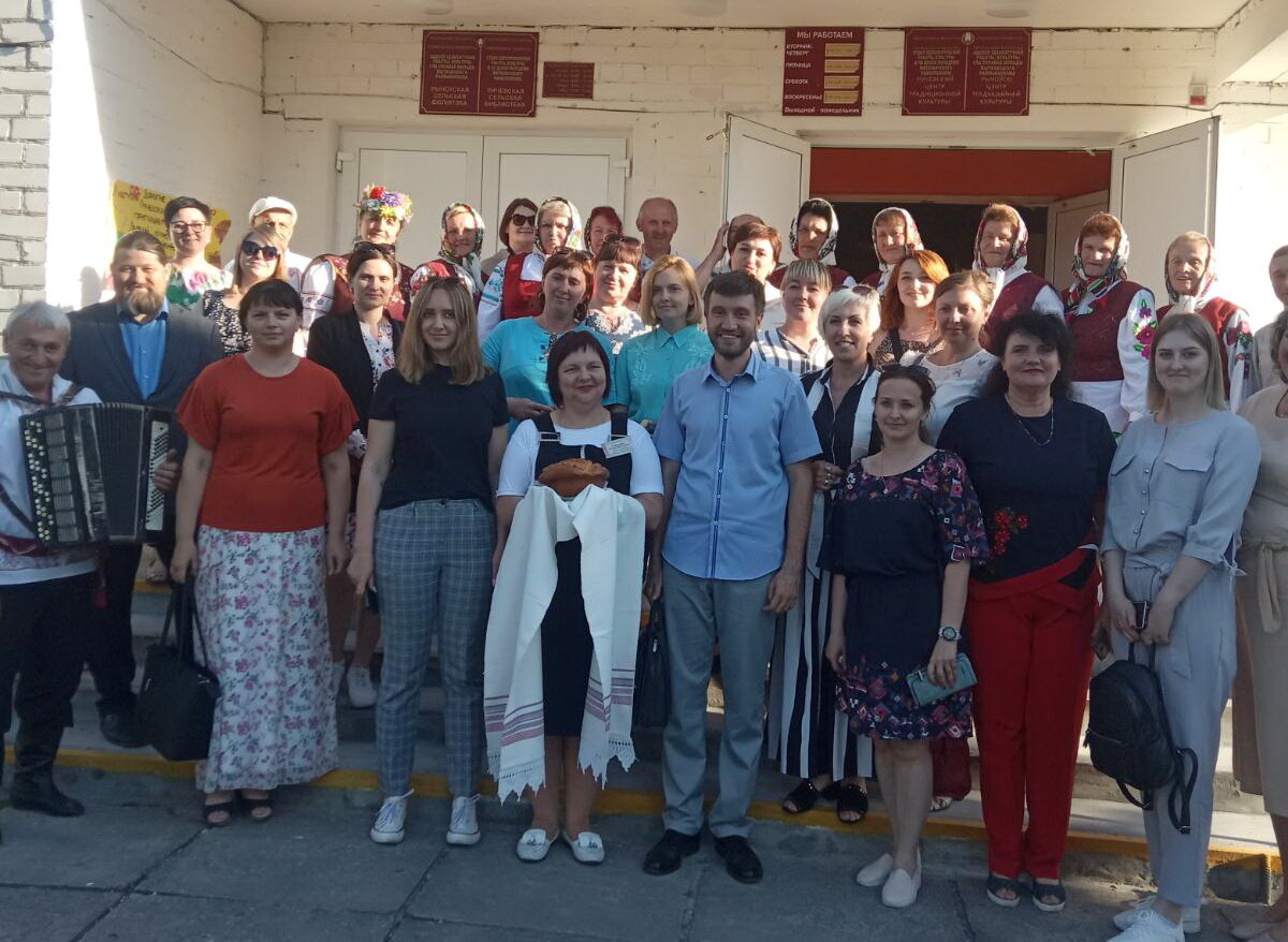 С 17 по 18 июня 2021 года в Житковичском районе прошел областной семинар «Культурно-познавательный туризм в Гомельской области», в котором приняли участие руководители и специалисты районных организационно-методических структурных подразделений и центров, учреждений культуры из 17 районов области. В первый день семинара состоялась теоретическая часть. Директор учреждения «Гомельский областной центр народного творчества» Наталья Дмитриевна Сафранович раскрыла тему «Этнографический туризм как форма культурного пространства. Актуальные вопросы и задачи учреждений клубного типа Гомельской области на ближайшую перспективу». Маркетинговые возможности развития культурно-познавательного туризма в Гомельской области и культурно-исторический потенциал Гомельского Полесья проанализировали Татьяна Михайловна Шоломицкая, старший преподаватель кафедры экономики и управления и Сергей Федорович Веремеев, доцент, кандидат исторических наук УО «Гомельский государственный университет имени Ф. Скорины». Представители районных организационно-методических структурных подразделений и центров, других учреждений культуры Ветковского, Гомельского, Калинковичского, Петриковского районов осветили актуальные и важные темы своего района по становлению и развитию этнографического туризма. Незабываемые впечатления получили участники от посещения филиала «Ричёвский центр традиционной культуры» ГУК «Житковичский районный центр народного творчества и организации культурного досуга населения»: презентация элемента нематериального историко-культурного наследия Республики Беларусь «Певческий стиль Туровского междуречья Припяти – Ствиги», выставка обрядовой атрибутики, мастер-класс по изготовлению хлеба и украшению пасхального пирога, дегустация блюд традиционной народной кухни. Интересно и содержательно прошел и второй день областного семинара. Участники познакомились с экскурсом «Золотое кольцо Гомельщины. Туров», в программу которого было включено посещение ГУК «Туровский краеведческий музей», Кафедрального собора святителей Кирилла и Лаврентия Туровских, исторического комплекса «Древний Туров», памятника Кириллу Туровскому, туровские растущие каменные кресты Борисоглебского кладбища. Участники семинара побывали на плавучей гостинице «Полесье» и встретились с представителями отдела туризма ОАО «Туровщина», посетили ОАО «Туровский молочный комбинат» с дегустацией продукции, ГУК «Озеранский центр ремёсел» с мастер-классом по ткачеству «Живое дыхание истории». Заключительная экскурсия семинара прошла в филиале «Погостский клуб-библиотека», где участники познакомились с выставкой атрибутики весеннего обряда «Юраўcкi карагод» (элемент Списка нематериального культурного наследия, нуждающегося в срочной охране (ЮНЕСКО), приняли участие в интерактивной постановке обряда «Христины ребенка». Учёба в этом направлении будет продолжена и дальше. 
