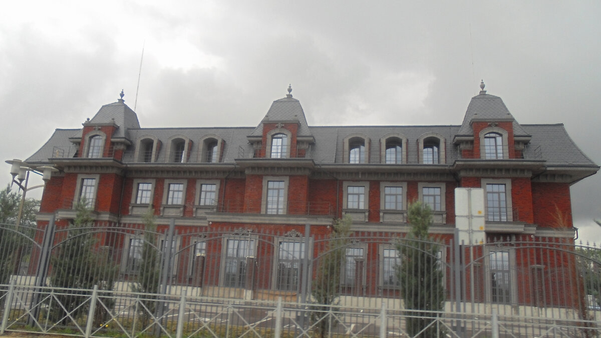 Скромный гостиничный дворик. На честно заработанные, вероятно. Фото автора