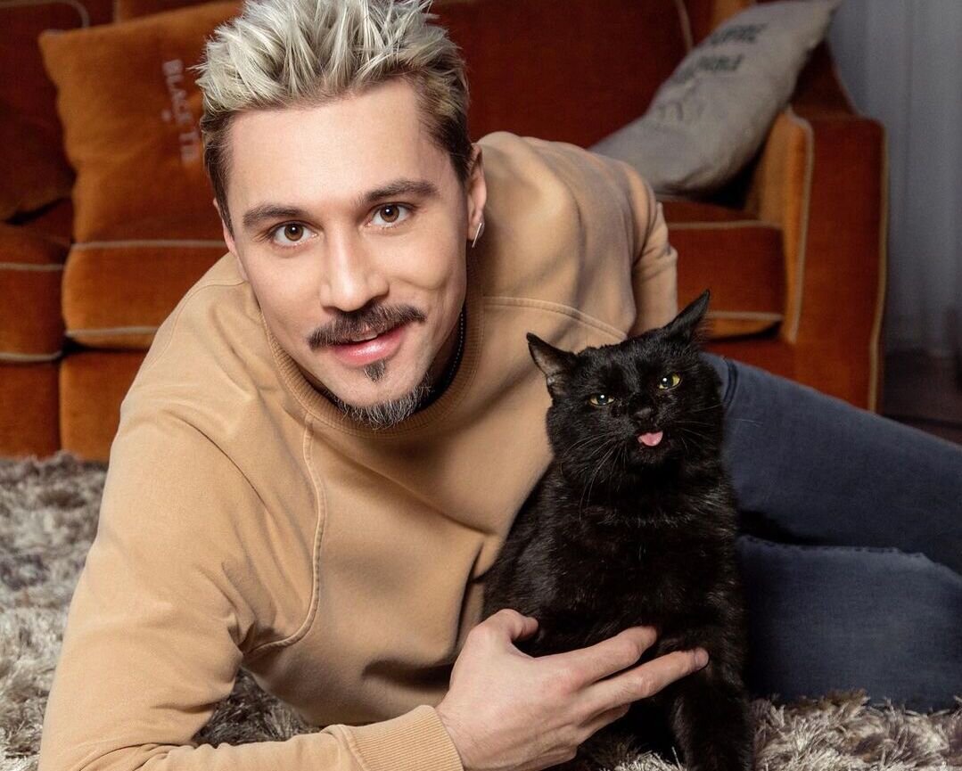 Дима Билан со своим любимцем. Коту Соломону уже 9, он болен ВИК ( кошачий ВИЧ) и сахарным диабетом, но его жизнь в надежных руках. Instagram