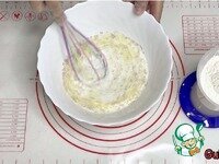     В тёплое молоко добавить сахар, соль, дрожжи, масло оливковое, и перемешать.