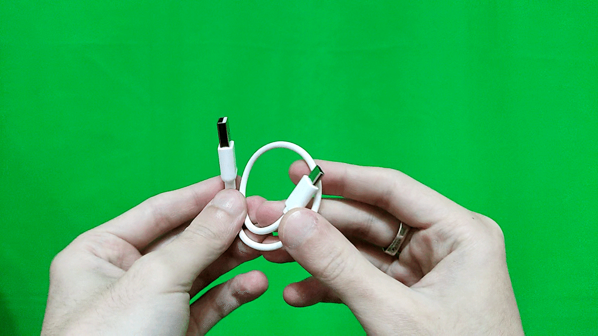 Комплектный кабель очень короткий.