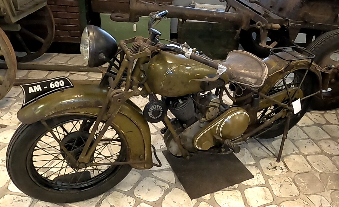 В середине 30-ых годов прошлого века молодая Советская страна остро нуждалась в мототранспорте. По дорогам СССР, в большинстве своем, колесили иностранные мотоциклы.