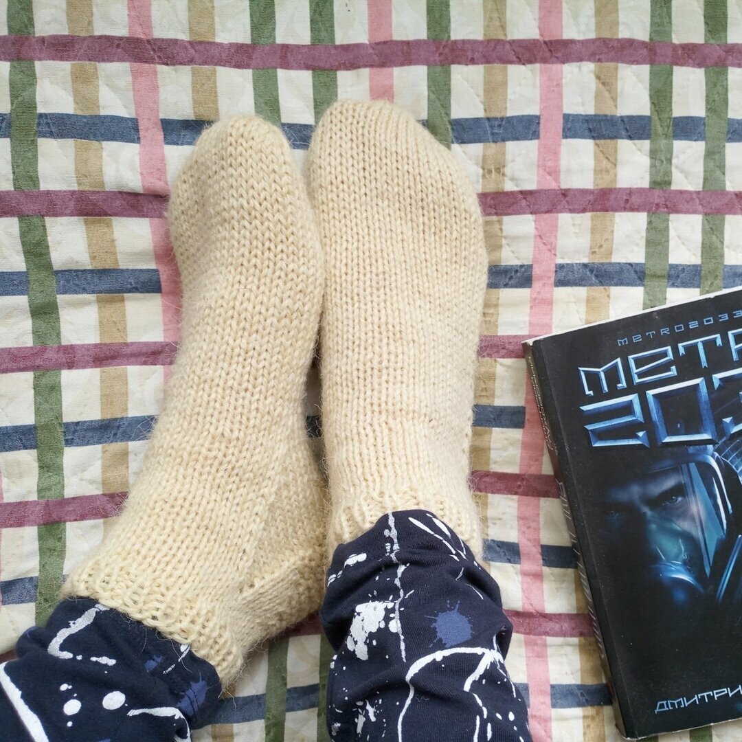 Носки из пряжи "Деревенька" для "Фикс Прайса", от Троицкой фабрики. Мотка хватает на пару до 42 размера коротких носков