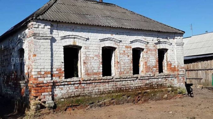 Вот этот старинный дом разобрать на кирпич не удастся, как ни старайся. Такой дом - только на слом и на вывоз со всеми потрохами, потому что строился он исключительно для себя, а не на заказ