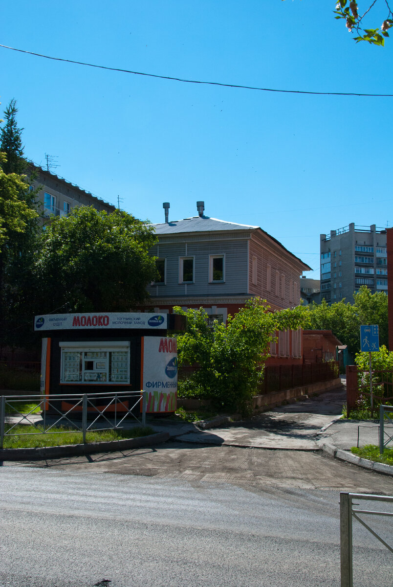 Киоск по продаже молока.