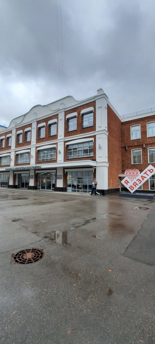 Московская шерстопрядильная фабрика находится в Москве , недалеко от метро Семеновская.