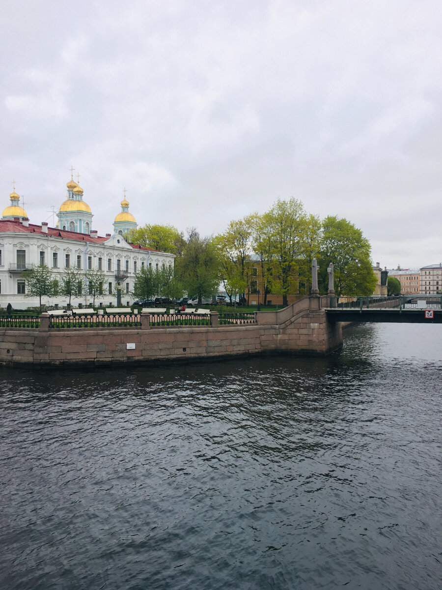 Вид на Никольский собор с Пикалова моста. Справа – Красногвардейский и Ново-Никольский мосты