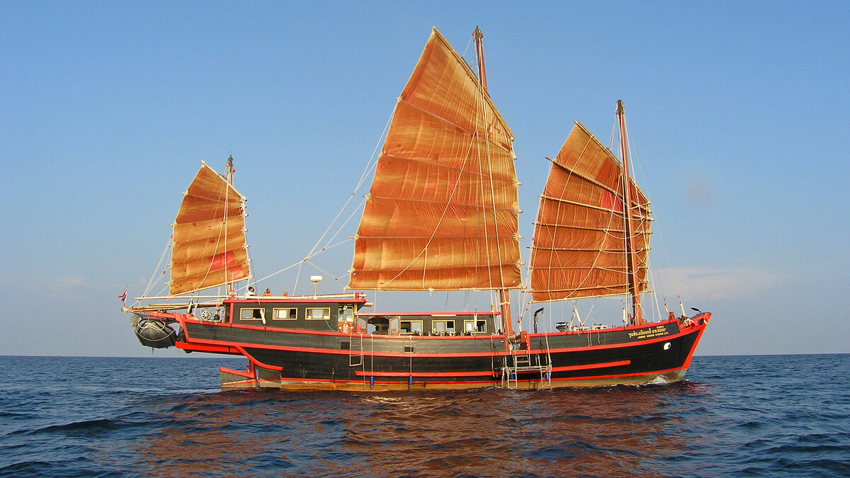 Джонка — традиционное китайское парусное судно для плавания по рекам и вблизи морского побережья. Источник - https://goo.su/nGDzWy