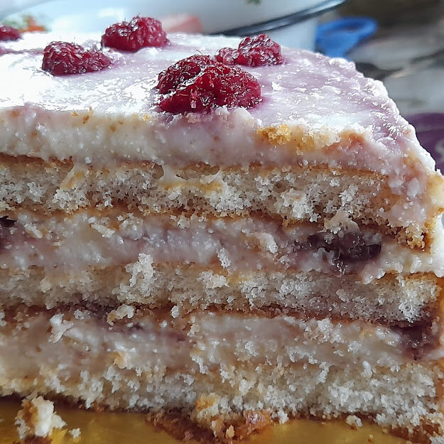 Вариант 1: Классический ванильный торт из готовых бисквитных коржей со сгущенкой