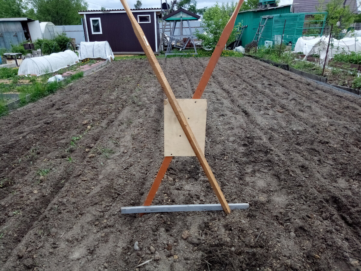 Вот такой самодельный циркуль, я применяю для разметки рядков под картофель.