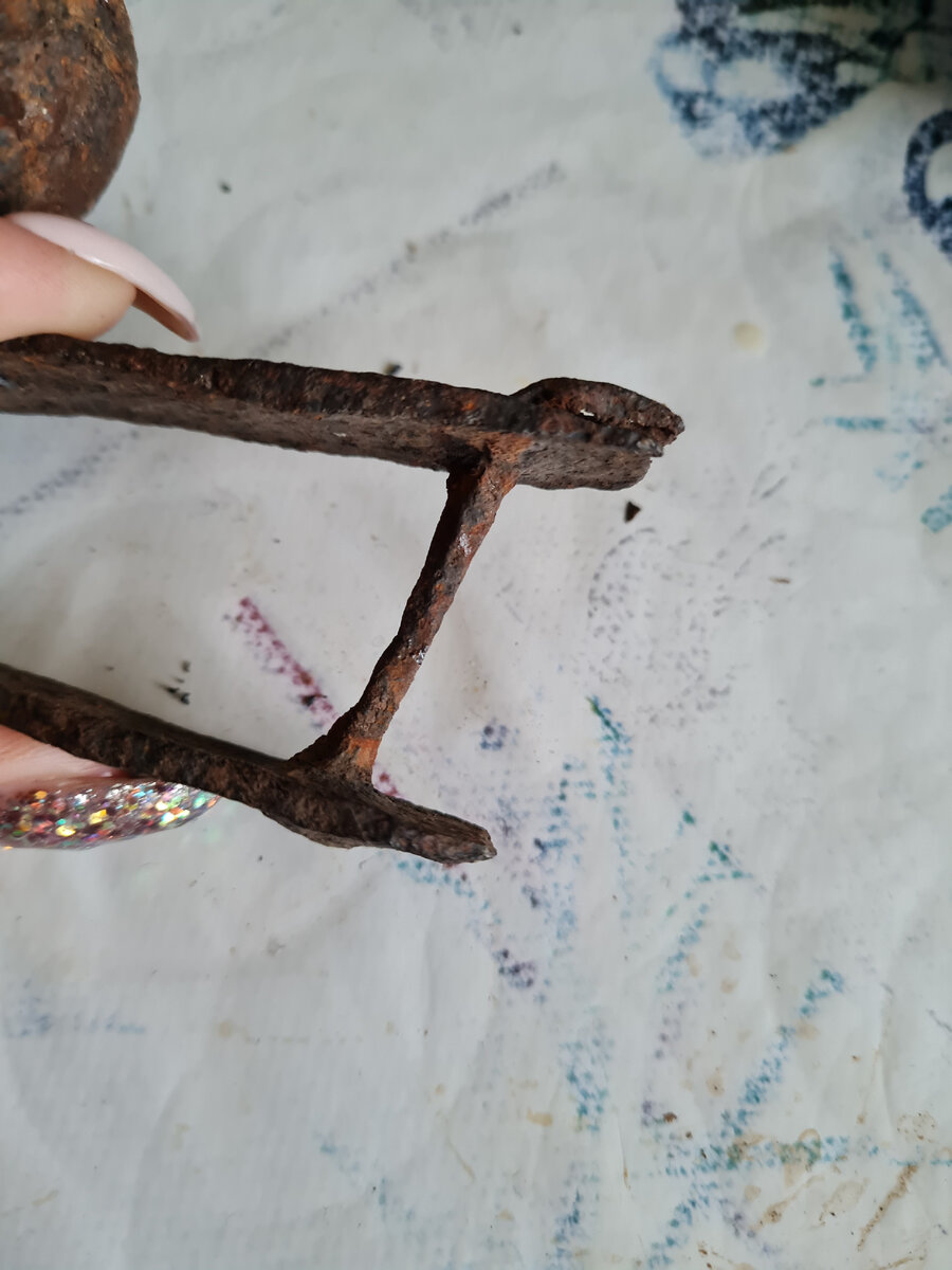 Крепление кистеня к рукояти - обратите внимание на специально кованый гвоздь. Сердито и крепко. Сделано на века. 