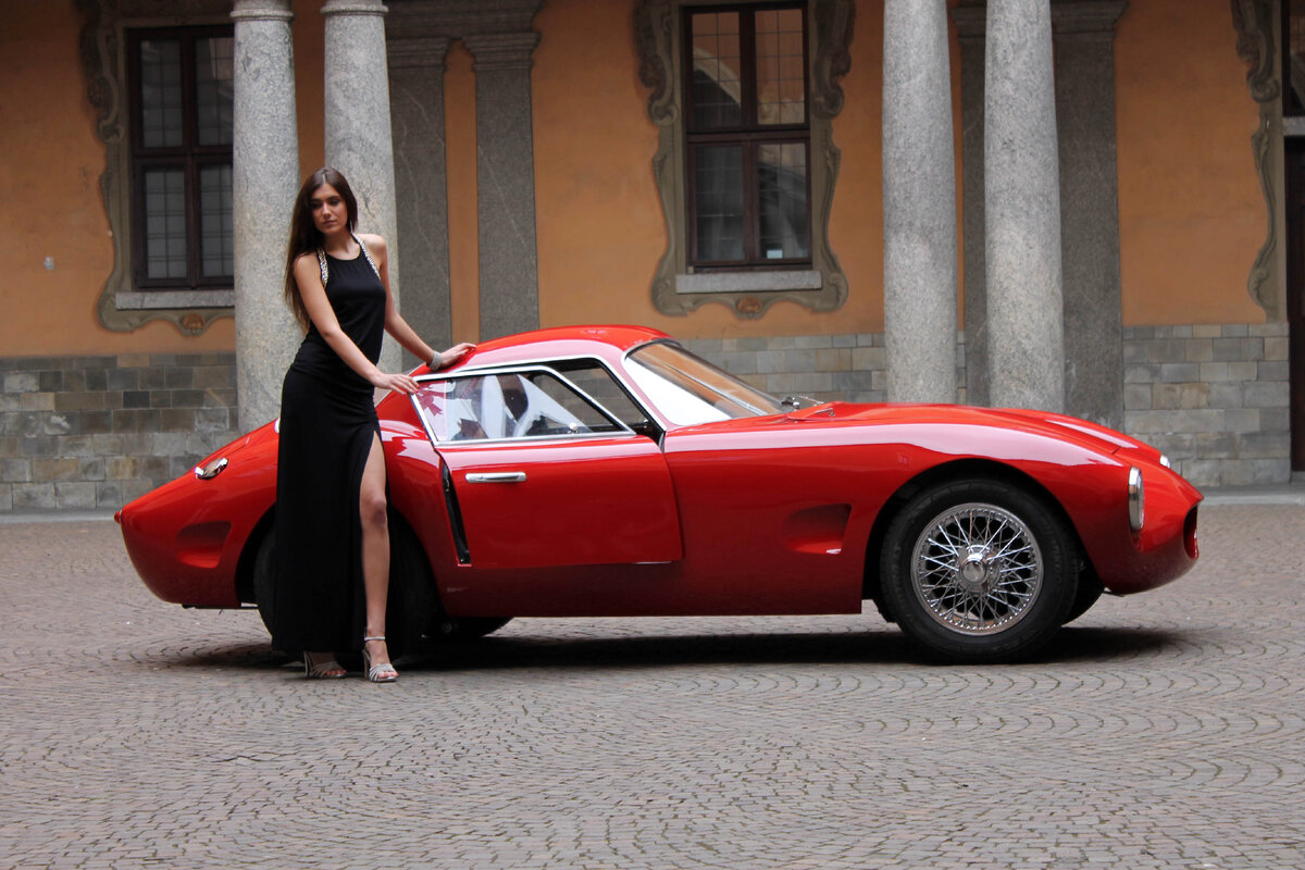 Ferrari Berlinetta и девушки