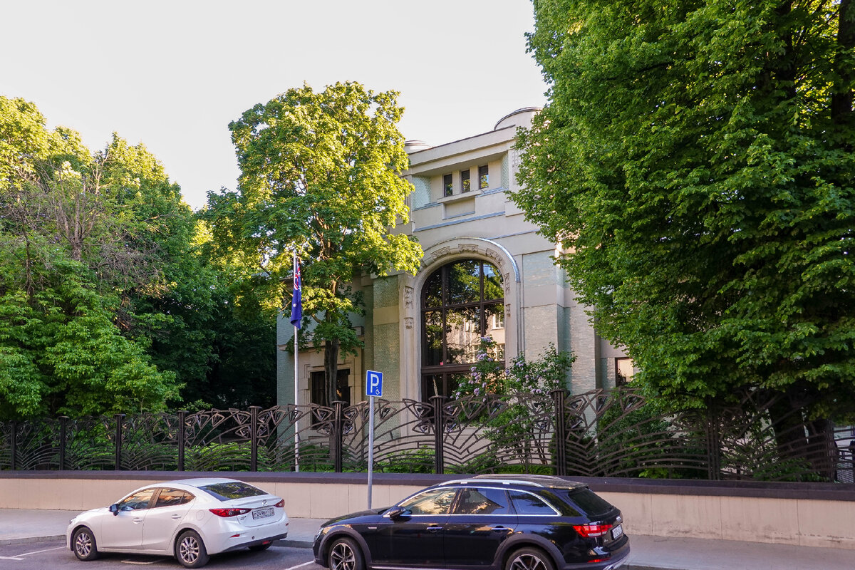 Кропоткинский переулок, 13