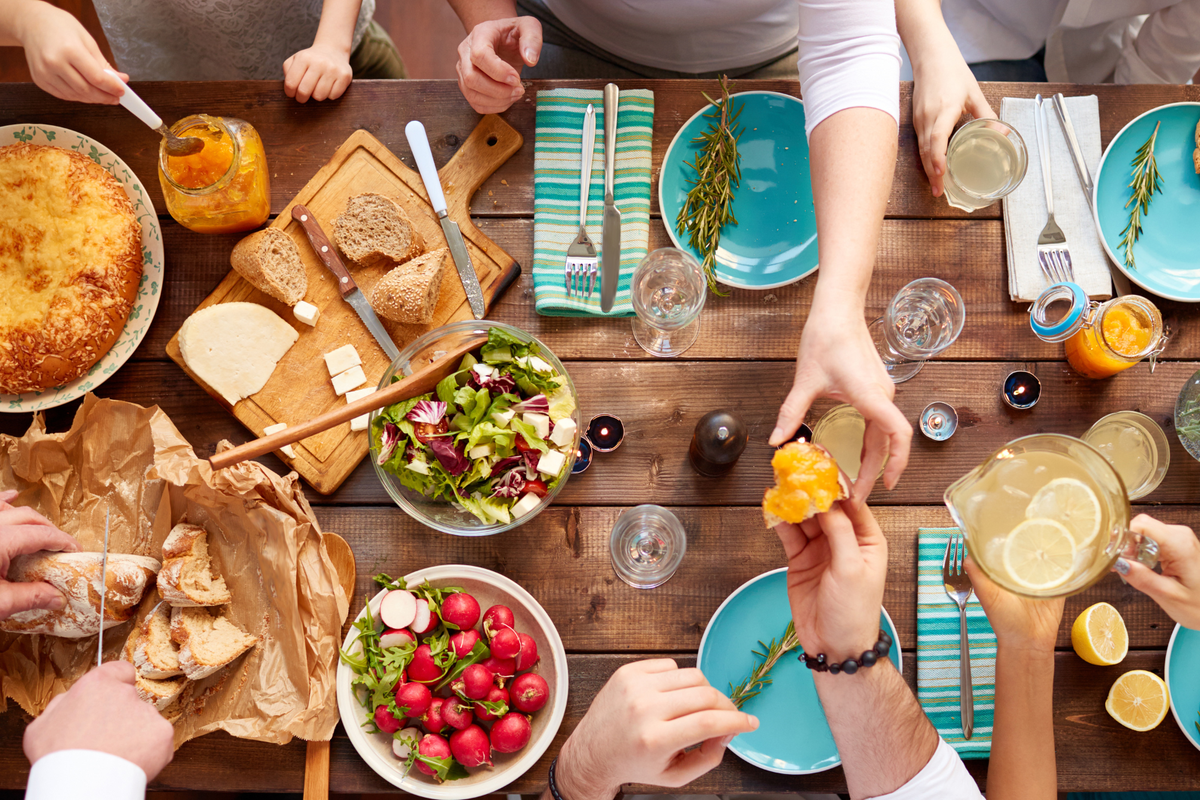 Food setting. Воскресный обед для всей семьи. Воскресный семейный обед. Воскресный ужин для семьи. Семья обед.