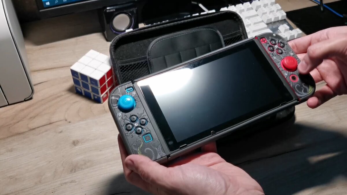 однако в нижних уголках стекла имеются плохо оттираемые следы потертостей