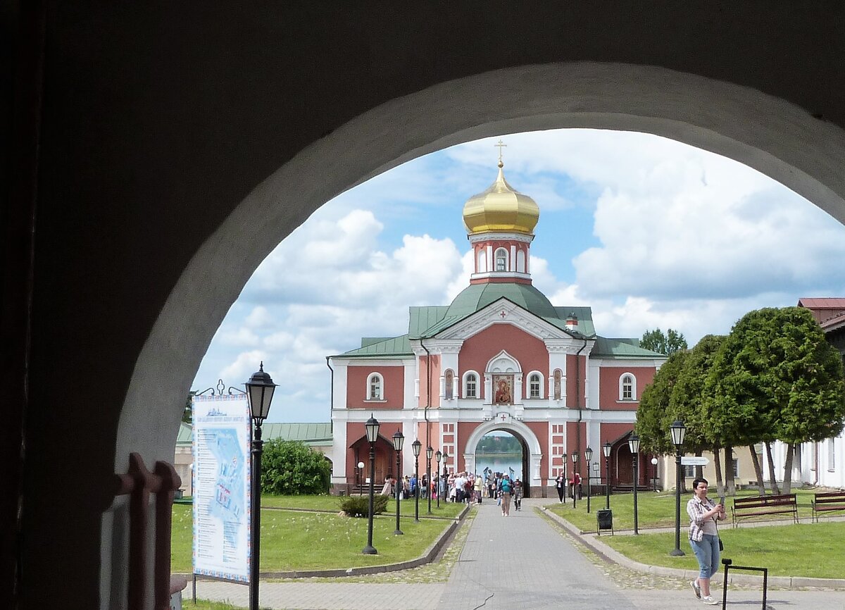 Валдайский Иверский монастырь. Автор делает фотографии для будущих отзывов