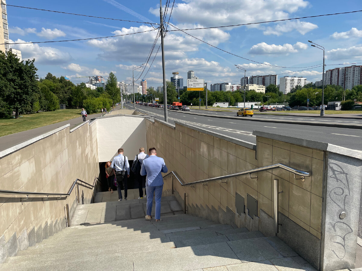 И вот мы уже в Москве, осталось только дорогу перейти