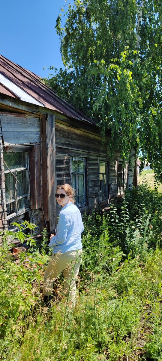 В детстве дом казался таким большим. 