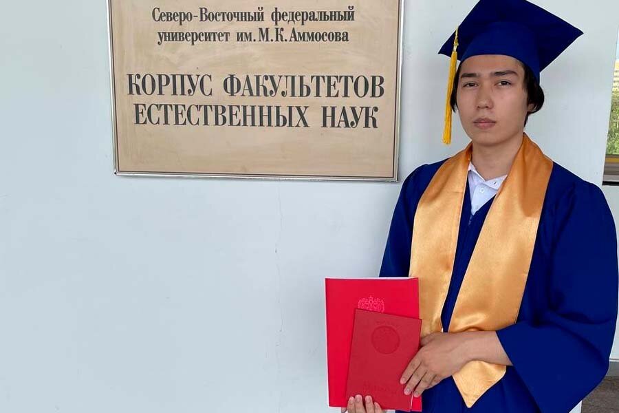 Молодой человек рассматривает поступление в аспирантуру по программе «Теоретическая физика» Физико-технического института СВФУ
