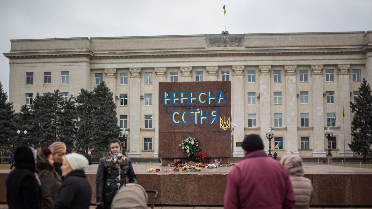    Надпись "Небесная сотня" на постаменте снесенного памятника В. И. Ленину на площади перед зданием областной администрации в Херсоне. Архивное фото© РИА Новости / Андрей Стенин