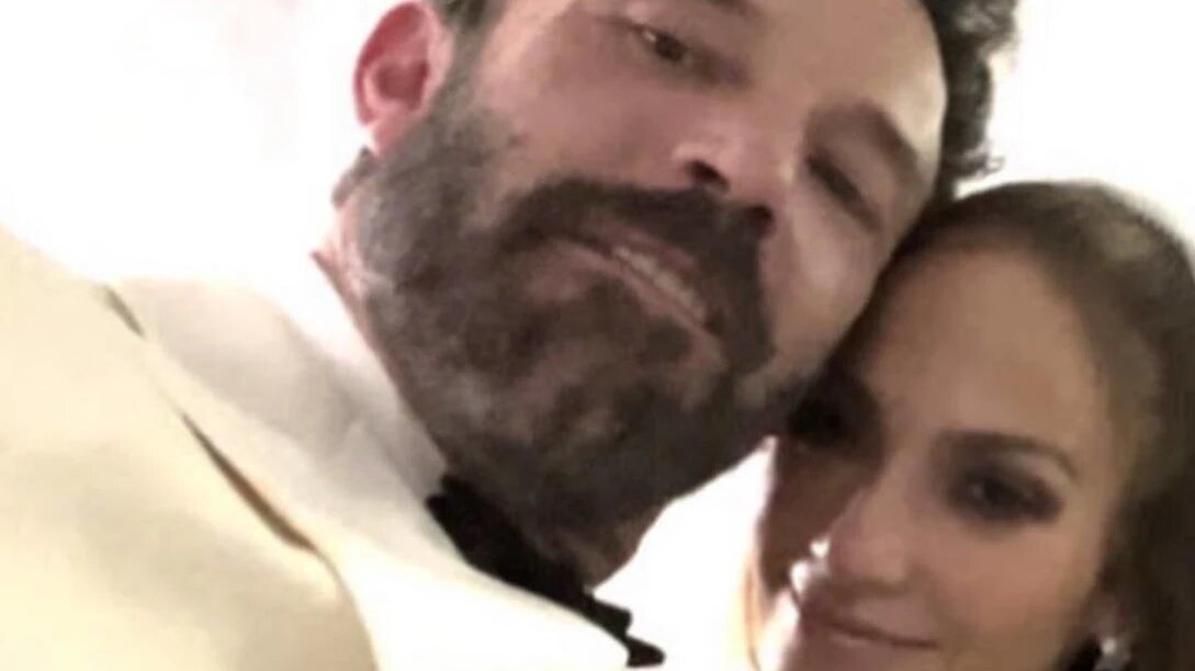 Дженнифер Лопес теперь официально Аффлек. Фото: onthejlo.com