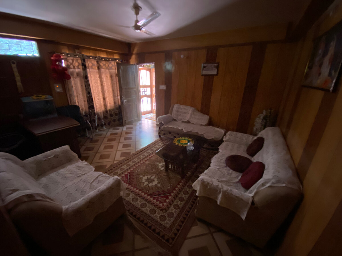 А где лампа? Вместо нее на потолке вентилятор, потому что он важнее!