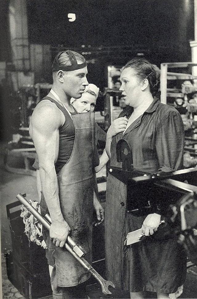 Рабочий завода ЗИЛ в СССР, 1954.