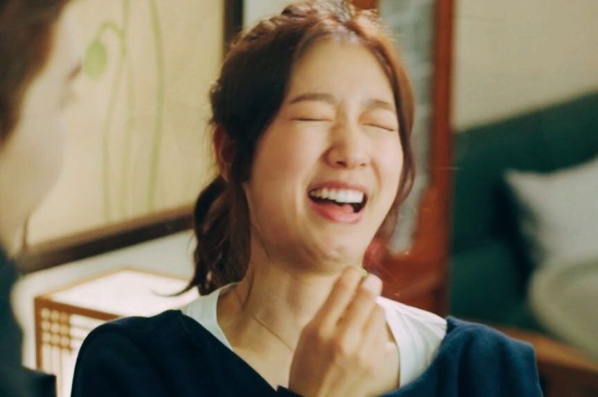 Чхве Ин Ха (актриса Пак Шин Хе) Оцените в сериале её придумку. Надеть кофту другой стороной и положить чипсы в капюшон. Сидишь и ешь. Гениально))