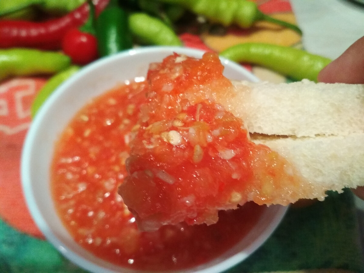 Фото автора. Горлодёр острая закуска. Мы едим его просто с хлебом и салом, добавляем в борщ и рассольник. И вообще, если Вы любитель острого, то Вам точно надо приготовить и попробовать.