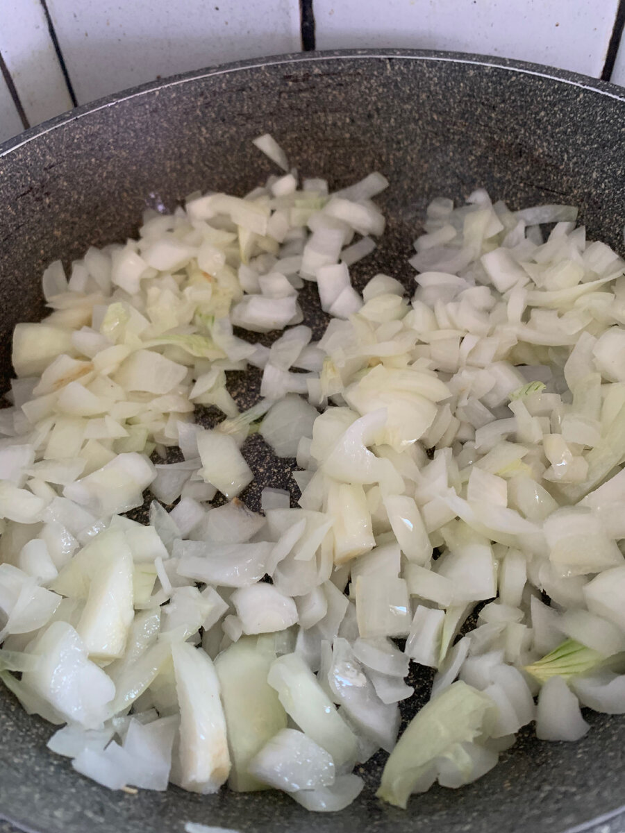 Обжариваем лук 