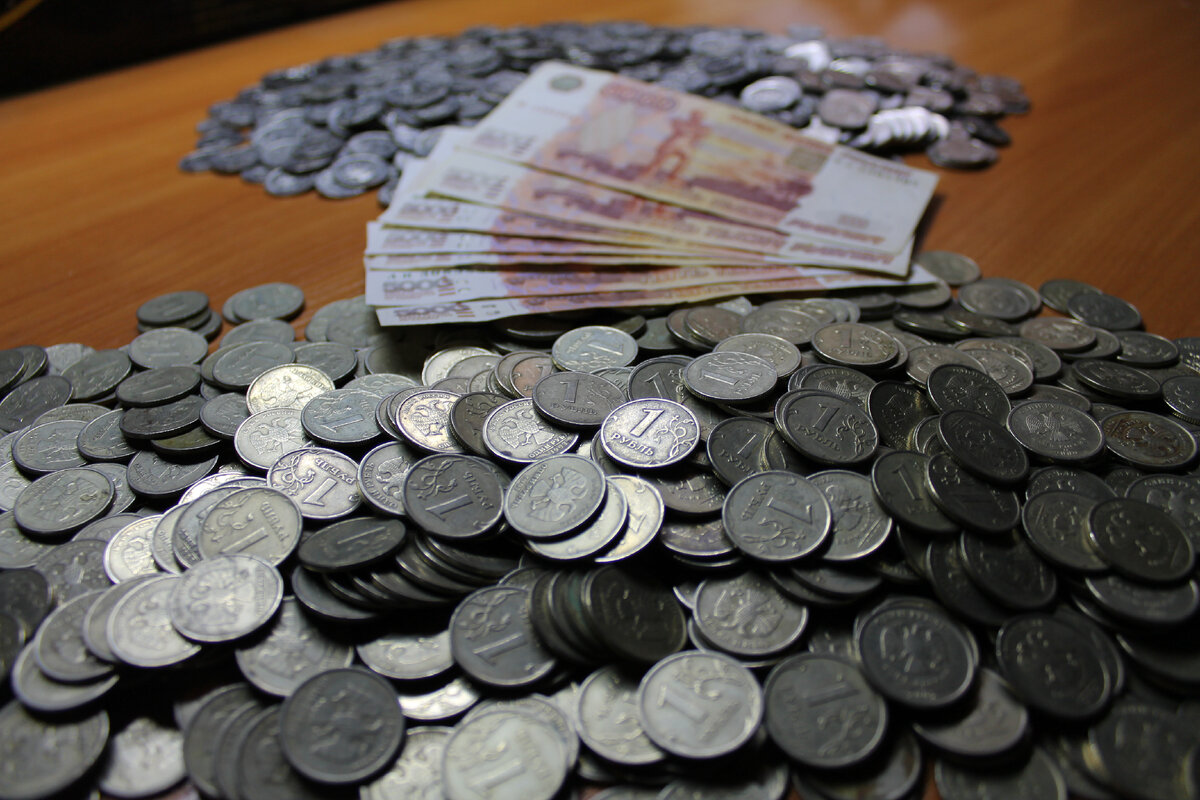Фото для привлечения внимания - монеты России и банкноты